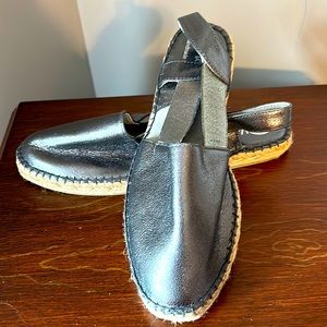 NWOB Ser Verde Platinum Leather Espadrille  39